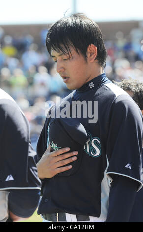 Hisashi Iwakuma (navigateurs), le 10 mars 2012 - MLB : Hisashi Iwakuma des Mariners de Seattle est l'acronyme de l'hymne national avant un match d'entraînement de printemps contre les Dodgers de Los Angeles à Peoria Sports Complex à Peoria, Arizona, United States. (Photo de bla) Banque D'Images