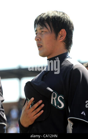 Hisashi Iwakuma (navigateurs), le 10 mars 2012 - MLB : Hisashi Iwakuma des Mariners de Seattle est l'acronyme de l'hymne national avant un match d'entraînement de printemps contre les Dodgers de Los Angeles à Peoria Sports Complex à Peoria, Arizona, United States. (Photo de bla) Banque D'Images