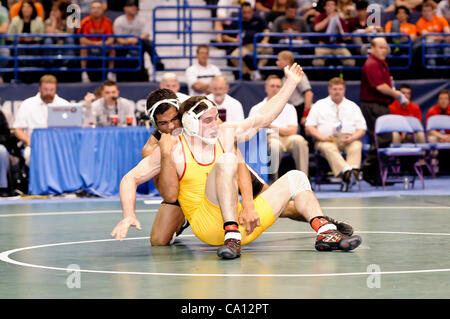 16 mars, 2012 - St Louis, Missouri, United States of America - Brandon Hatchett (retour) de Lehigh maintient Josh Asper (avant) du Maryland qui tente de s'échapper dans les dernières secondes pour égaler le match lors de la finale à quatre matchs de la Division 1 de la NCAA Wrestling Championships à Saint Louis, MO. Hatc Banque D'Images