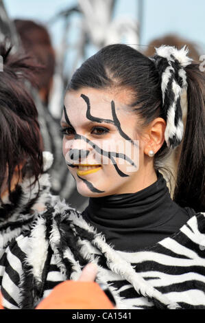 17 mars 2012 - Londonderry (Irlande du Nord, Royaume-Uni - les participants, dans des costumes colorés, au "Voyage de découverte sur le thème de la Saint Patrick's Day Parade carnaval à Londonderry. Banque D'Images