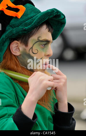 17 mars 2012 - Londonderry (Irlande du Nord, Royaume-Uni - les participants, dans des costumes colorés, au "Voyage de découverte sur le thème de la Saint Patrick's Day Parade carnaval à Londonderry. Banque D'Images