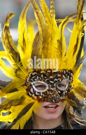 17 mars 2012 - Londonderry (Irlande du Nord, Royaume-Uni - les participants, dans des costumes colorés, au "Voyage de découverte sur le thème de la Saint Patrick's Day Parade carnaval à Londonderry. Banque D'Images