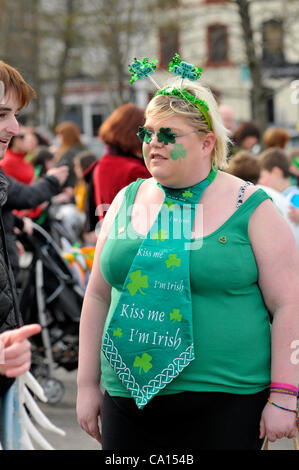 17 mars 2012 - Londonderry (Irlande du Nord, Royaume-Uni - les participants, dans des costumes colorés, au "Voyage de découverte sur le thème de la Saint Patrick's Day Parade carnaval à Londonderry. Banque D'Images