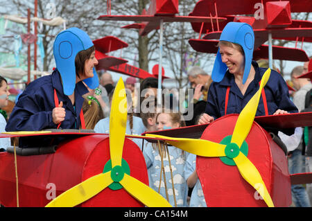 17 mars 2012 - Londonderry (Irlande du Nord, Royaume-Uni - les participants, dans des costumes colorés, au "Voyage de découverte sur le thème de la Saint Patrick's Day Parade carnaval à Londonderry. Banque D'Images