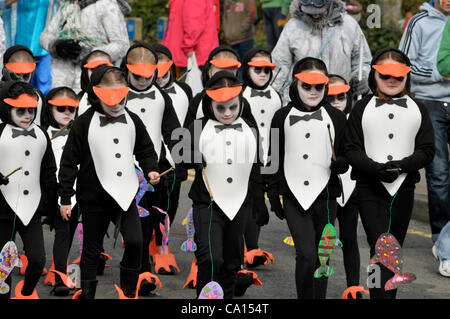 17 mars 2012 - Londonderry (Irlande du Nord, Royaume-Uni - les participants, dans des costumes colorés, au "Voyage de découverte sur le thème de la Saint Patrick's Day Parade carnaval à Londonderry. Banque D'Images