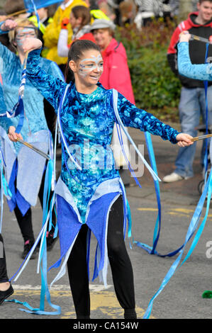 17 mars 2012 - Londonderry (Irlande du Nord, Royaume-Uni - les participants, dans des costumes colorés, au "Voyage de découverte sur le thème de la Saint Patrick's Day Parade carnaval à Londonderry. Banque D'Images