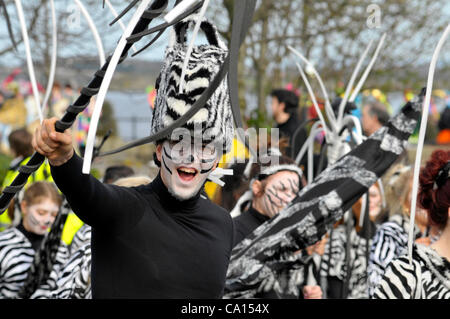 17 mars 2012 - Londonderry (Irlande du Nord, Royaume-Uni - les participants, dans des costumes colorés, au "Voyage de découverte sur le thème de la Saint Patrick's Day Parade carnaval à Londonderry. Banque D'Images