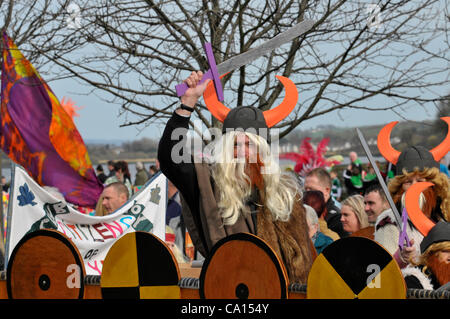 17 mars 2012 - Londonderry (Irlande du Nord, Royaume-Uni - les participants, dans des costumes colorés, au "Voyage de découverte sur le thème de la Saint Patrick's Day Parade carnaval à Londonderry. Banque D'Images