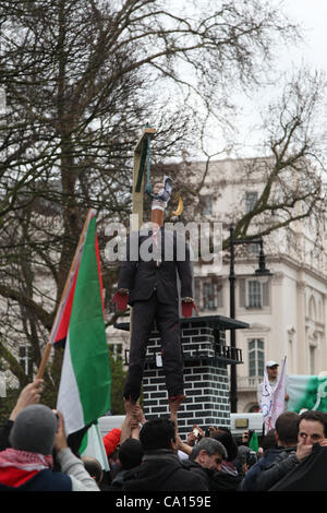 Londres, Royaume-Uni, 17 mars 2012. Une figure d'Al Assad est vu suspendu à une corde. Des centaines de Syriens ont marché de Paddington Green à leur ambassade avec drapeaux et des pancartes à l'anniversaire du soulèvement pour protester contre le régime d'Assad et les enjeux actuels en Syrie. Il y avait des gens Banque D'Images