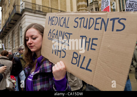 Londres, Royaume-Uni. 17/03/2012. NHS manifestants devant le ministère de la Santé à Whitehall London.Le gouvernement votera sur le projet de loi sur les soins de santé et de programmes sociaux le lundi 19 mars 2012.Le 'NHS' sera privatisée si la santé et l'aide sociale projet de loi est adopté.
