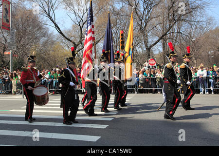 Des milliers de personnes participent et des millions regardez la 251st Saint Patrick's Day annuel Parade sur la Cinquième Avenue à Manhattan, New York City, USA Samedi, 17 mars, 2012 Banque D'Images