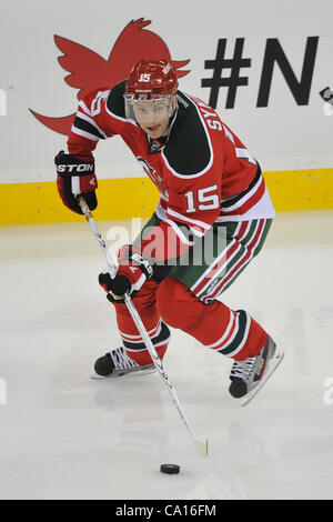 17 mars 2012 - Newark, New Jersey, États-Unis - Devils du New Jersey l'avant Petr Sykora (15) dans la Ligue nationale de hockey l'action au Prudential Center de Newark dans le New Jersey les Penguins de Pittsburgh et les Devils du New Jersey sont à égalité 1 à 1 à la fin de la première période (crédit Image : © Brooks von Arx/Southcreek Banque D'Images