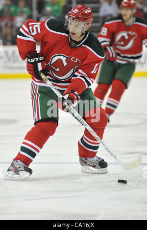 17 mars 2012 - Newark, New Jersey, États-Unis - Devils du New Jersey l'avant Petr Sykora (15) dans la Ligue nationale de hockey l'action au Prudential Center de Newark dans le New Jersey les Penguins de Pittsburgh mener les Devils du New Jersey 4 à 1 à la fin de la deuxième période (crédit Image : © Brooks von Arx/Southcreek/ZUMAPR Banque D'Images