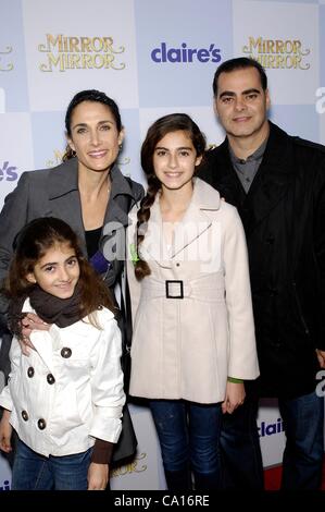 Melina Kanakaredes, Peter Constantinides aux arrivées pour rétroviseur rétroviseur Premiere, le Grauman's Chinese Theatre, Los Angeles, CA, 17 mars 2012. Photo par : Michael Germana/Everett Collection Banque D'Images