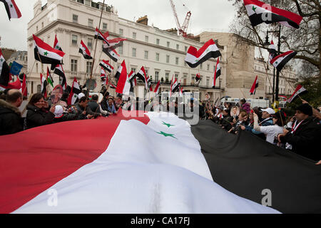 London, UK, 17/03/2012. Pro-Assad gouvernement syriens manifester leur appui à l'extérieur de l'ambassade de Syrie Banque D'Images