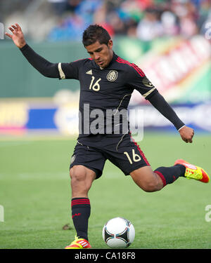 17 mars 2012 - San Francisco, Californie, États-Unis - Mexique terrain Miguel Ponce (16) prend un coup de feu pendant le match international entre le Mexique et le Sénégal à AT&T Park à San Francisco, CA. Le Mexique a gagné 2-1. (Crédit Image : © Matt Cohen/Southcreek/ZUMAPRESS.com) Banque D'Images