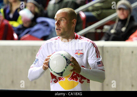 17 mars 2012 - Sandy, Utah, États-Unis - New York Red Bulls terrain Joel Lindpere (20) lance la balle en contre le Real Salt Lake au Rio Tinto Stadium. (Crédit Image : © Stephen Holt/Southcreek/ZUMAPRESS.com) Banque D'Images