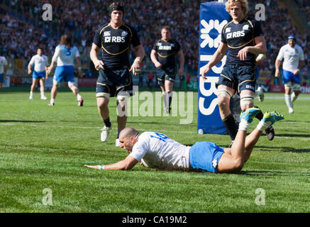 ROME, ITALIE, samedi, 17 mars 2012. Six Nations de Rugby. L'Italie contre l'Ecosse. L'ailier italien Venditti plongées dans un score de quarante deuxième minute essayer pour l'Italie. L'Italie a battu l'Ecosse 13-6 au Stadio Olimpico à Rome à quitter l'Écosse avec la cuillère en bois. Banque D'Images