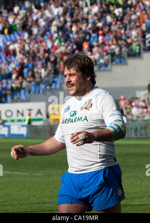 ROME, ITALIE, samedi, 17 mars 2012. Six Nations de Rugby. L'Italie contre l'Ecosse. Prop italien Andrea Lo Cicero est un circuit autour du terrain après le match. L'Italie a battu l'Ecosse 13-6 au Stadio Olipico à Rome à quitter l'Écosse avec la cuillère en bois. Banque D'Images