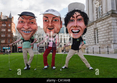 Belfast, Royaume-Uni. 17 mars, 2012. Les hommes habillés en Irlande du Nord les golfeurs Darren Clark, Graeme McDowell et Rory McIlroy en dehors de Belfast City Hall sur St Patricks Day Banque D'Images