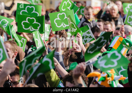 Belfast, Royaume-Uni. 17 mars, 2012. Les gens dans une grande foule agitant des drapeaux irlandais vert à un concert de la St Patrick à Belfast Banque D'Images