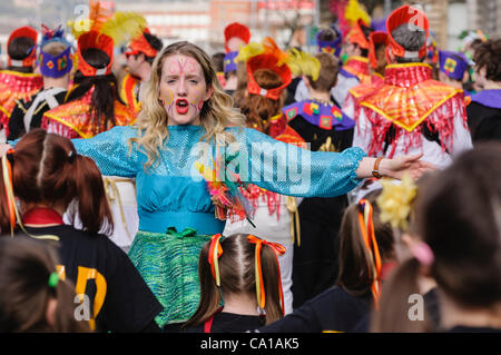 Belfast, Royaume-Uni. 17 mars, 2012. Défilé dans les bandes Belfast durant les célébrations de la fête de la St Patrick Banque D'Images