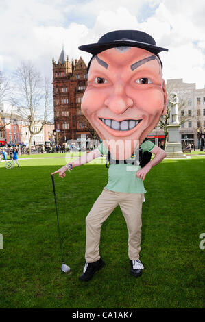 Belfast, Royaume-Uni. 17 mars, 2012. L'homme habillé en Irlande du golfeur Darren Clarke en dehors de Belfast City Hall sur St Patricks Day Banque D'Images