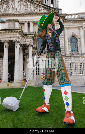 Belfast, Royaume-Uni. 17 mars, 2012. Stiltwalker habillé en golfeur géant en dehors de Belfast City Hall sur St Patricks Day Banque D'Images