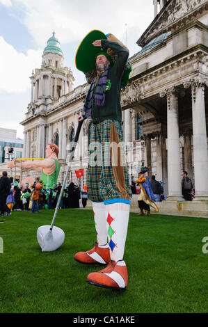 Belfast, Royaume-Uni. 17 mars, 2012. Stiltwalker habillé en golfeur géant en dehors de Belfast City Hall sur St Patricks Day Banque D'Images