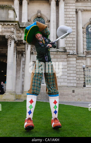 Belfast, Royaume-Uni. 17 mars, 2012. Stiltwalker habillé en golfeur géant en dehors de Belfast City Hall sur St Patricks Day Banque D'Images