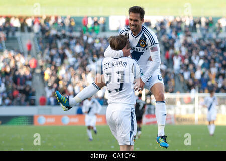 18 mars 2012 - Carson, Californie, États-Unis - Los Angeles Galaxy # 8 joueur Marcelo Sarvas célèbre un but avec Los Angeles Galaxy le milieu de terrain David Beckham # 23 au cours de la Major League Soccer match entre DC United et le Los Angeles Galaxy au Home Depot Center. La Galaxie a ensuite battu Un Banque D'Images