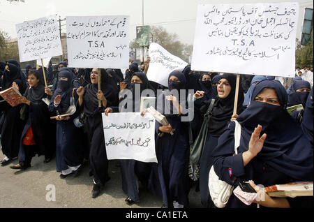 Islamia College students slogans chant pour la récupération de Prof.Ajmal Khan, le vice-chancelier, kidnappé et son chauffeur Muhibullah, lors de manifestation de protestation à l'Université de Peshawar road le lundi 19 mars, 2012. Banque D'Images