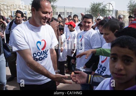 Le maire Nir Barkat est accueilli par les garçons de Tsur Baher École élémentaire pour les garçons au cours d'une visite à l'école dans le quartier arabe 'bonnes actions Day' comme municipalité participe à un projet national qui encourage le travail pour la communauté. Jérusalem, Israël. 20-Mar-2012. Banque D'Images