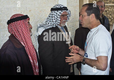 Le maire Nir Barkat se réunit avec les aînés de la communauté à Tsur Baher École élémentaire pour les garçons au cours d'une visite dans le quartier arabe 'bonnes actions Day' comme municipalité participe à un projet national qui encourage le travail pour la communauté. Jérusalem, Israël. 20-Mar-2012. Banque D'Images