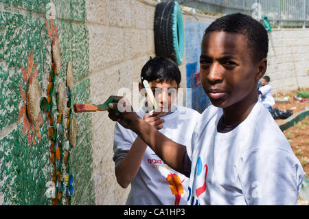 Les garçons d'Al-Fak l'école dans le quartier arabe de Tsur Baher décorer d'école sur les "bonnes actions Day' comme municipalité participe à un projet national qui encourage le travail pour la communauté. Jérusalem, Israël. 20-Mar-2012. Banque D'Images