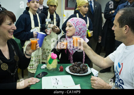 Directeur de l'école secondaire Al-Fak (L) soulève une tasse de jus de carotte avec le maire Nir Barkat (R) célèbre sa visite dans le quartier arabe de Tsur Baher sur 'bonnes actions Day'. Jérusalem, Israël. 20-Mar-2012. Banque D'Images