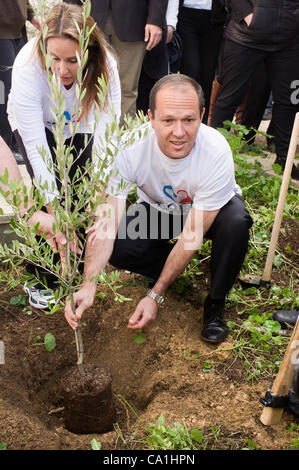 Nir Barkat, Maire et femme d'affaires et philanthrope Shari Arison planter un arbre dans un jardin communautaire sur la rue Stern à Kiryat Yovel sur 'bonnes actions Day'. Jérusalem, Israël. 20-Mar-2012. Banque D'Images