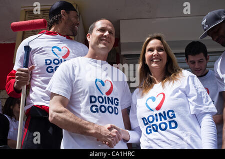 Nir Barkat, Maire et femme d'affaires et philanthrope Shari Arison posent pour des photos avec des travailleurs communautaires y compris les joueurs de basket-ball de l'Hapoel Jérusalem club sur 'bonnes actions Day'. Jérusalem, Israël. 20-Mar-2012. Banque D'Images