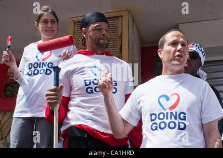 Le maire Nir Barkat, pose pour des photos avec des travailleurs communautaires y compris les joueurs de basket-ball de l'Hapoel Jérusalem club sur 'bonnes actions Day'. Jérusalem, Israël. 20-Mar-2012. Extrait du communiqué de GPO, 19-Mar-2012 : Banque D'Images