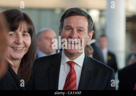 L'équipe de rugby gallois célébrer remportant le Grand Chelem dans le tournoi des Six Nations de rugby à l'Senydd dans la baie de Cardiff. Le directeur général du groupe, la société Roger Lewis à l'apéritif. Banque D'Images