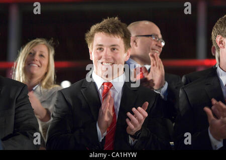 L'équipe de rugby gallois célébrer remportant le Grand Chelem dans le tournoi des Six Nations de rugby à l'Senydd dans la baie de Cardiff. Wales center Jonathan Davies frappant dans la foule. Banque D'Images