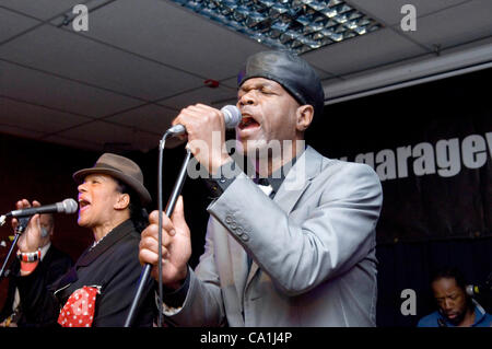 Arthur "lacunes" Hendrickson et Pauline Black le chant avec Le Selecter au garage à Swansea pendant leur fait en Grande-Bretagne tournée au Royaume-Uni. Banque D'Images