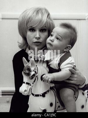 BARBARA EDEN avec fils Matthieu Ansara.Fourni par Photos, inc.(Image Crédit : Â© fourni par Globe Photos, Inc/Globe Photos/ZUMAPRESS.com) Banque D'Images