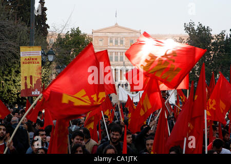 Les membres du parti communiste de Grèce lors d'un rassemblement de protestation contre les mesures d'austérité à l'extérieur du parlement grec. Le parlement de la Grèce se prépare à approuver l'estropié de la dette nouveau renflouement international transaction. Banque D'Images