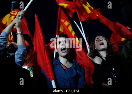 Les membres du parti communiste de Grèce lors d'un rassemblement de protestation contre les mesures d'austérité à l'extérieur du parlement grec. Le parlement de la Grèce se prépare à approuver l'estropié de la dette nouveau renflouement international transaction. Banque D'Images