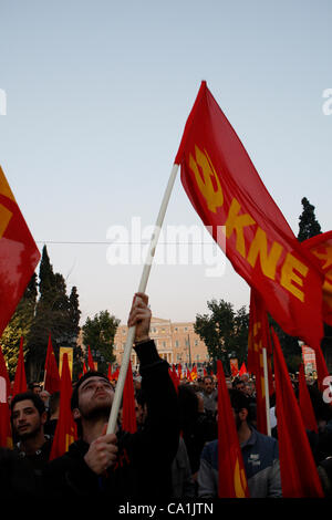 Les membres du parti communiste de Grèce lors d'un rassemblement de protestation contre les mesures d'austérité à l'extérieur du parlement grec. Le parlement de la Grèce se prépare à approuver l'estropié de la dette nouveau renflouement international transaction. Banque D'Images