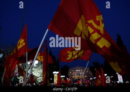 Les membres du parti communiste de Grèce lors d'un rassemblement de protestation contre les mesures d'austérité à l'extérieur du parlement grec. Le parlement de la Grèce se prépare à approuver l'estropié de la dette nouveau renflouement international transaction. Banque D'Images