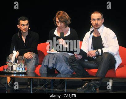 Chorégraphe mexicain Javier Torres (à gauche) et directeur artistique du Ballet du Théâtre National Petr Zuska (droite) observés au cours d'une conversation en Prague, République tchèque, le 20 mars 2012. (CTK Photo/Stan Peska) Banque D'Images