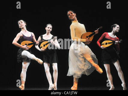 Aperçu de la prochaine première de beauté de sommeil au Théâtre National (ND) est perçu au cours de conversation pittoresque chorégraphe mexicain Javier Torres et directeur artistique du Ballet du Théâtre National de Prague Petr Zuska, République tchèque, le 20 mars 2012. (CTK Photo/Stan Peska) Banque D'Images