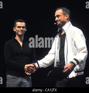 Chorégraphe mexicain Javier Torres (à gauche) et directeur artistique du Ballet du Théâtre National Petr Zuska observés au cours d'une conversation en Prague, République tchèque, le 20 mars 2012. (CTK Photo/Stan Peska) Banque D'Images